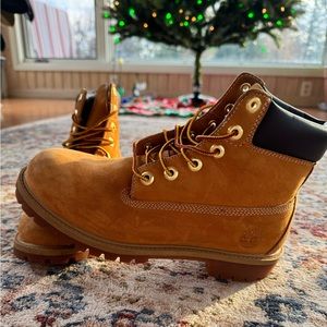 Timberlands BOYS size 5.5